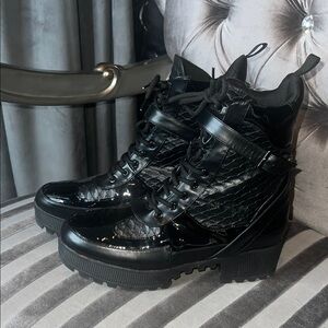 🖤⚫️ Fearless Fashion: Cape Robbin Snakeskin Combat Boots ✨